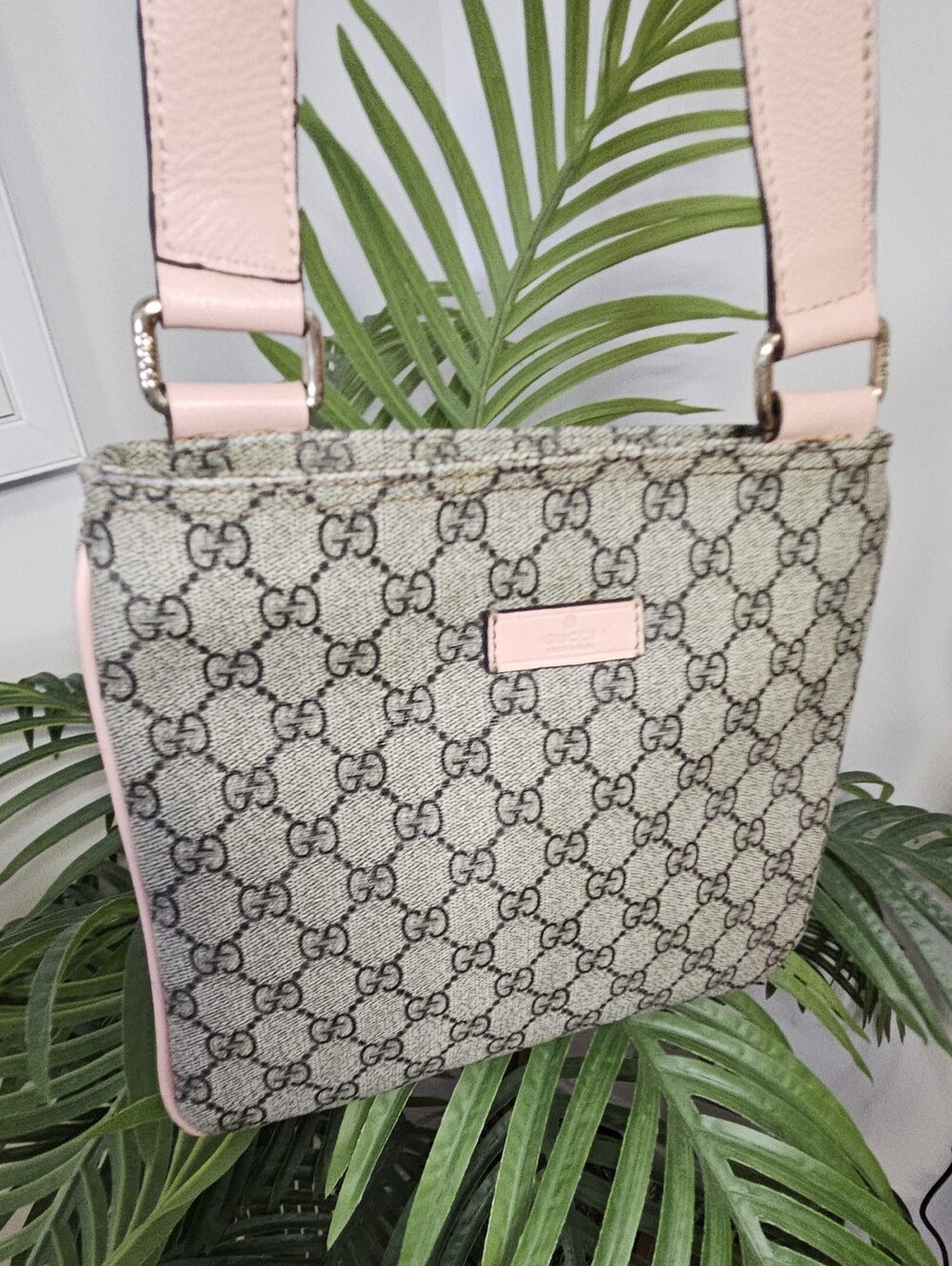Gucci GG Supreme Canvas Crossbody Bag with Baby Pink Leather trim 💗